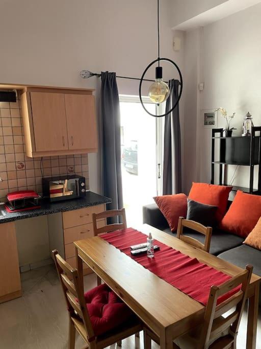 Comfy Apartment With Low Ceiling Attic Athens Exterior photo