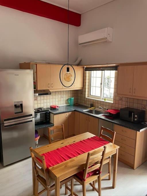 Comfy Apartment With Low Ceiling Attic Athens Exterior photo