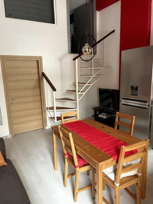 Comfy Apartment With Low Ceiling Attic Athens Exterior photo